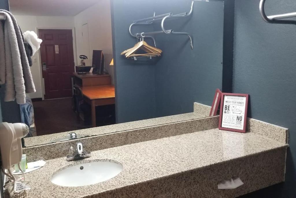 Hotel King Bed Hotel Room 114 Booking Stillwater Exterior foto